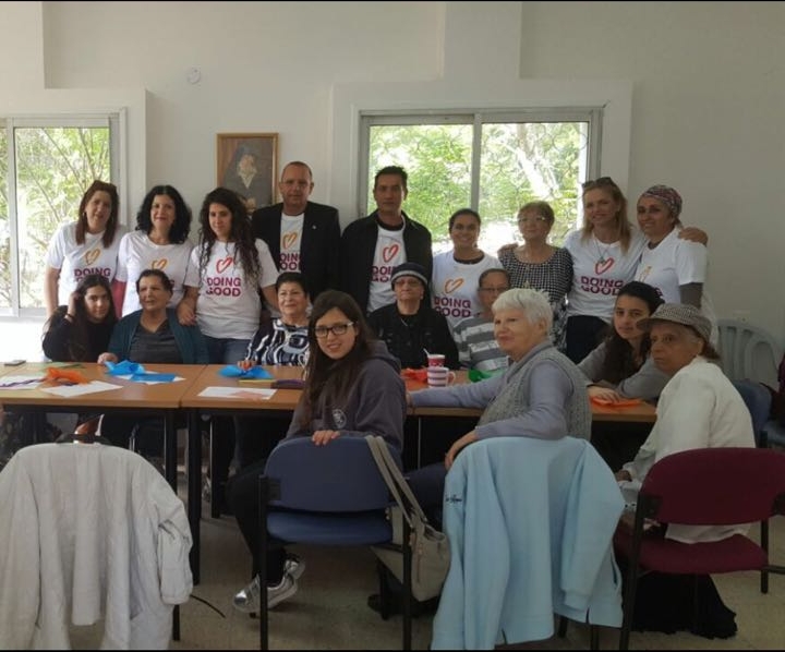 עובדי חברת החשמל, בפמדש עם קשישים (צילום: יח''צ)